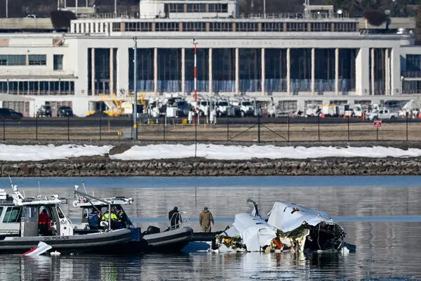 No survivors after collision between passenger jet and Army helicopter ...