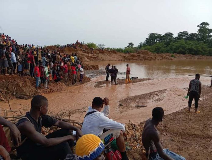 VIDEO: Four feared dead, 20 trapped in galamsey pit collapse at Akyem ...