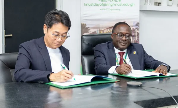 Mr. Christian Li, Managing Director of Vivo Energy Ghana (left) and Professor David Asamoah, Pro-Vice Chancellor of KNUST (right), siging the MoU (1)