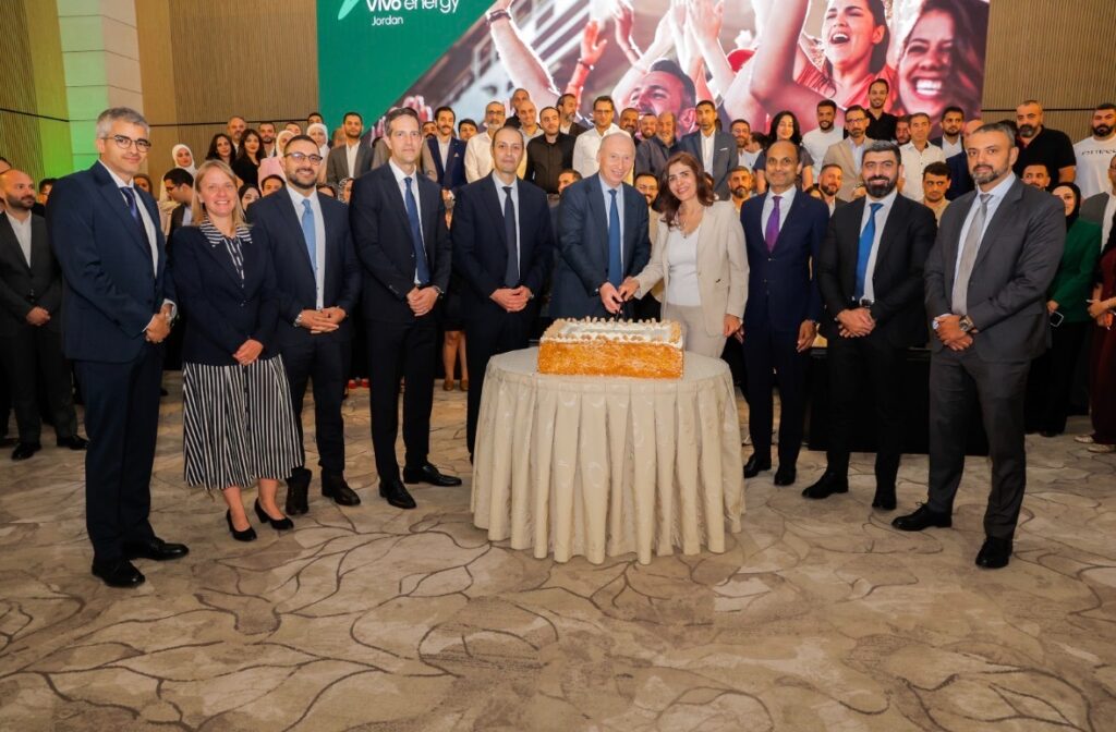 Members of the Vivo Energy Group and Vivo Energy Jordan leadership teams cut the cake to celebrate Jordan joining the Group